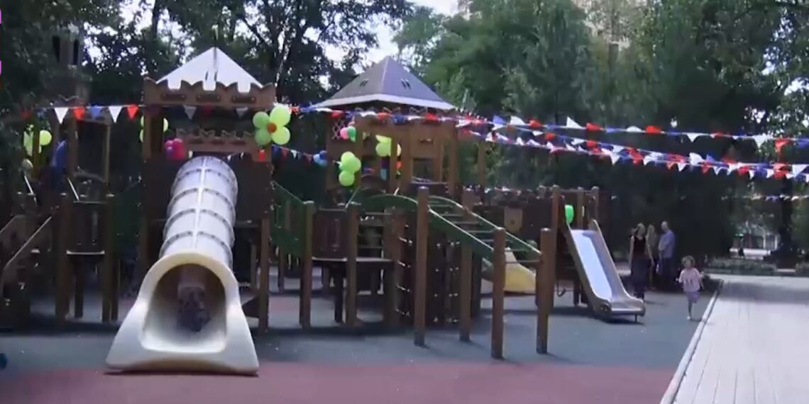 Новая детская площадка открылась в донецком парке Кованых фигур
