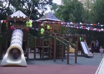 Новая детская площадка открылась в донецком парке Кованых фигур