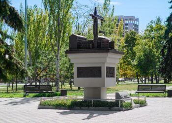 В Мариуполе открыт памятник строителям-восстановителям