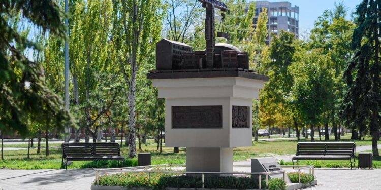 В Мариуполе открыт памятник строителям-восстановителям
