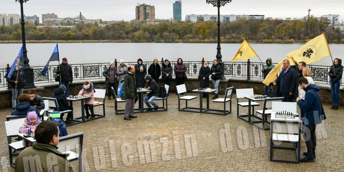 В Донецке открыли уникальную шахматную площадку под открытым небом