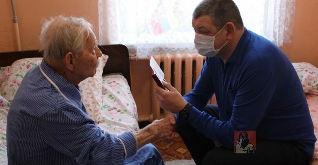 Единственному ветерану Горловки вручили медаль к 80-летию Победы