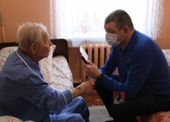 Единственному ветерану Горловки вручили медаль к 80-летию Победы