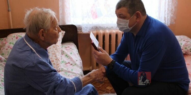 Единственному ветерану Горловки вручили медаль к 80-летию Победы Единственному ветерану Горловки вручили медаль к 80-летию Победы