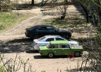 Можно ли сделать личное парковочное место во дворе многоквартирного дома? Разбираемся по закону