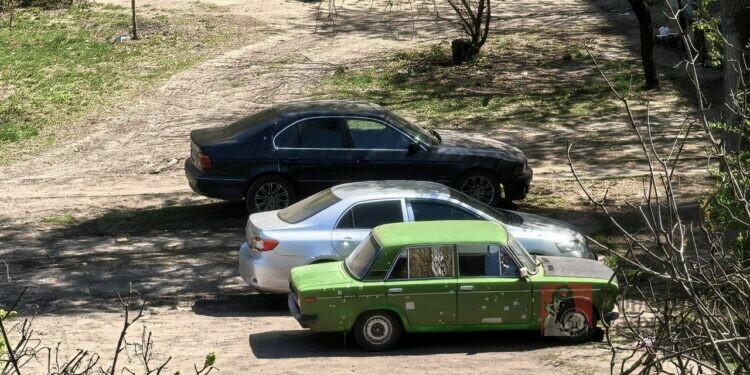 Можно ли сделать личное парковочное место во дворе многоквартирного дома? Разбираемся по закону