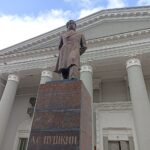 Возрождение культуры: в Мариуполе представили сказку «Аленький цветочек» на сцене драмтеатра