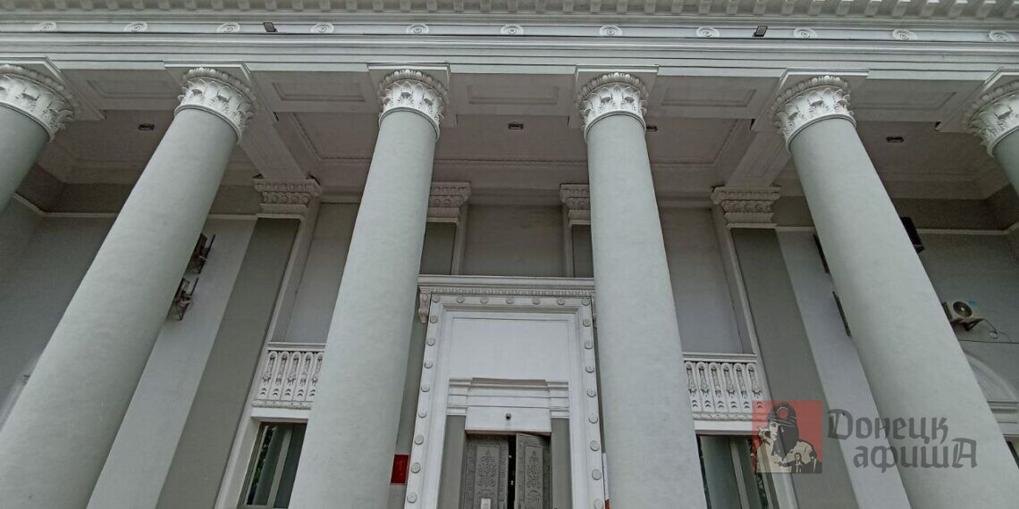 Возрождение культуры: в Мариуполе представили сказку «Аленький цветочек» на сцене драмтеатра