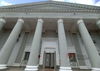 Возрождение культуры: в Мариуполе представили сказку «Аленький цветочек» на сцене драмтеатра