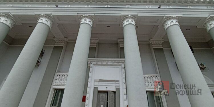 Возрождение культуры: в Мариуполе представили сказку «Аленький цветочек» на сцене драмтеатра Возрождение культуры: в Мариуполе представили сказку «Аленький цветочек» на сцене драмтеатра