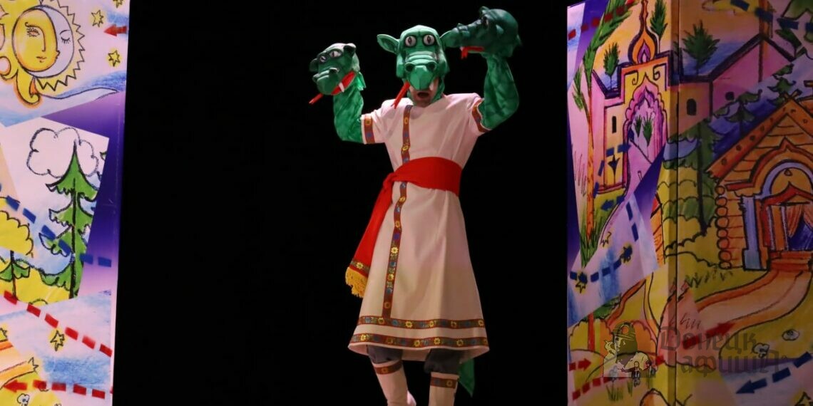 В Мариуполе прошёл показ спектакля «Сказка о правилах»