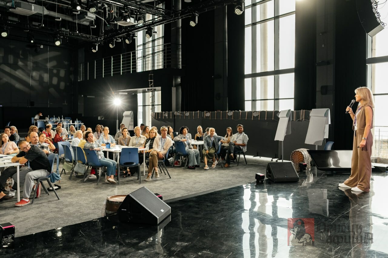 Сотрудница донецкого драмтеатра среди выпускников программы «Капитаны культуры СТД РФ»